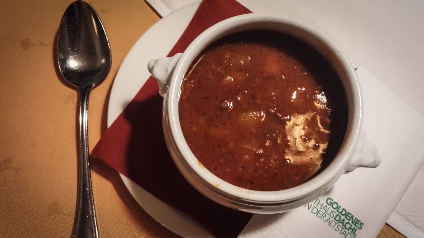 Goulash en Gasthaus Goldenes Dachl